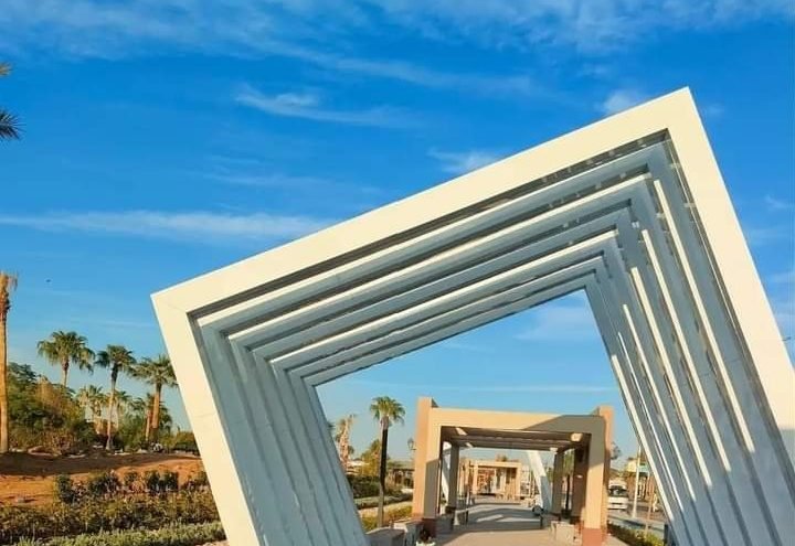 The stepped arch over the walkway